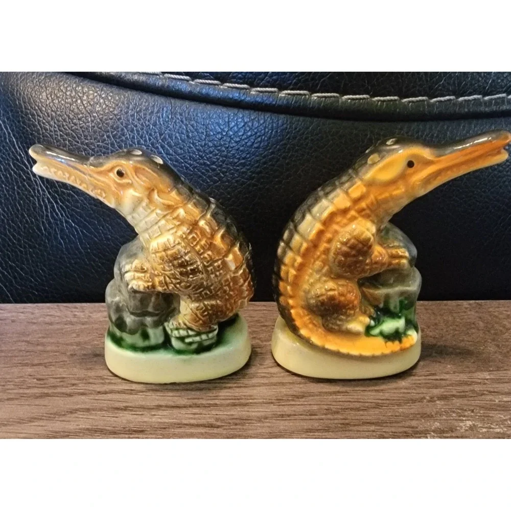 ALLIGATOR Ceramic Salt/Pepper Shakers Vintage FLORIDA Souvenir Japan Gator READ